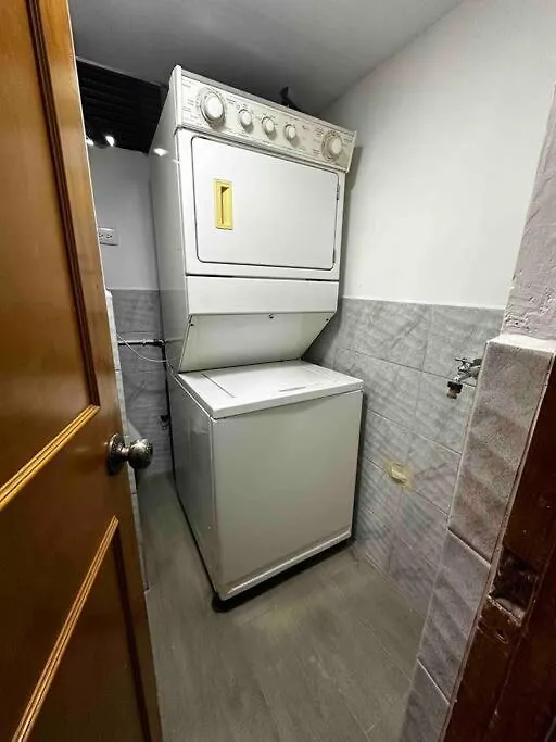 메딜린 Penthouse W/ Jacuzzi In Lleras Park 아파트