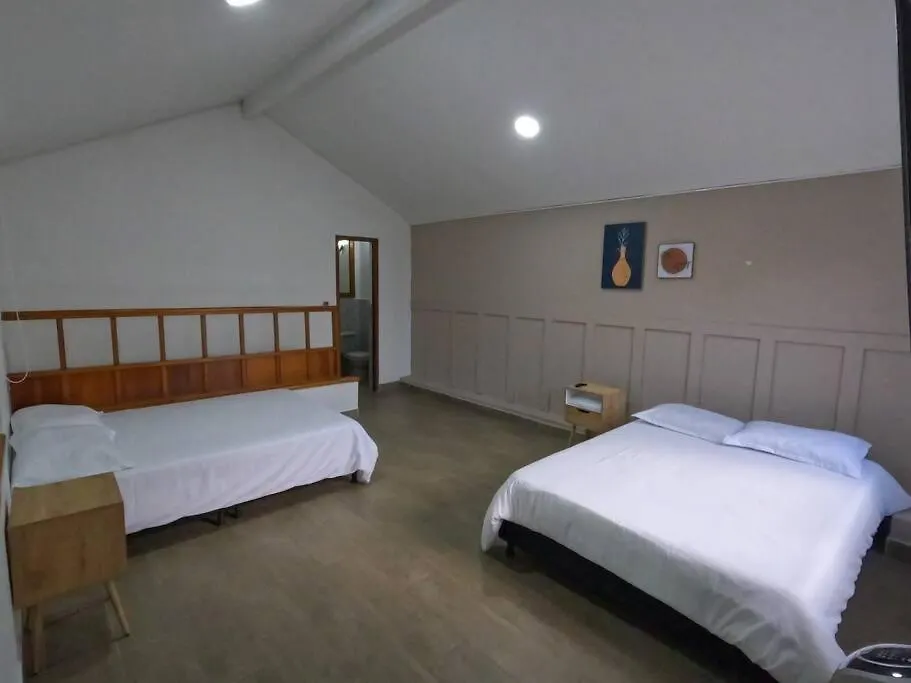 메딜린 Penthouse W/ Jacuzzi In Lleras Park 아파트